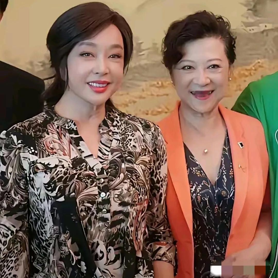 几乎同龄的王馥荔与刘晓庆同框：前者皮肤紧致，柳眉凤目，朱唇皓齿，笑容甜美，表情自