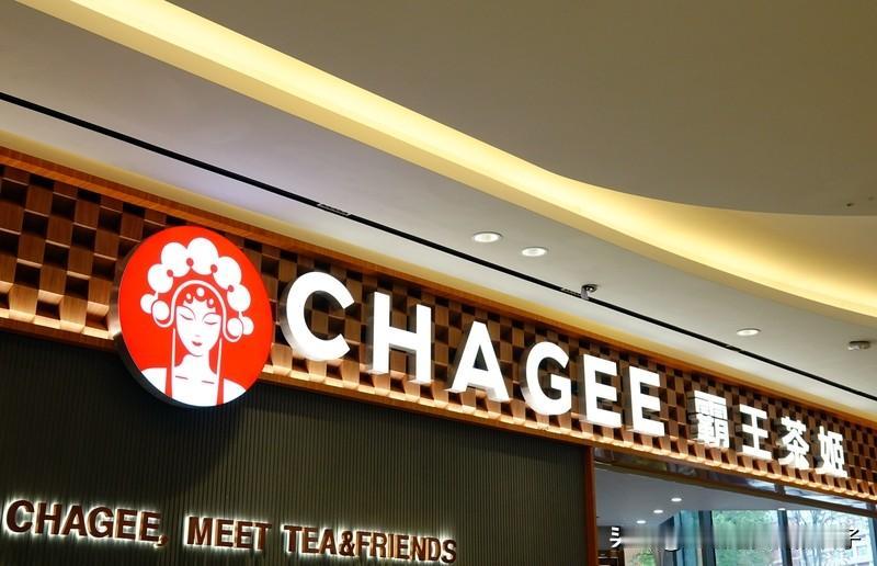 霸王茶姬通报“手打奶茶”：辞退店员 1月6日，霸王茶姬因“手打奶茶”登上热搜。原