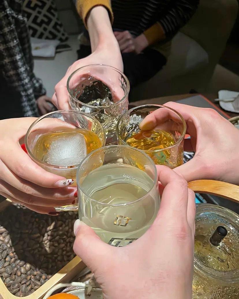 每天喝八杯水，我可能做不到，但每天八杯酒只要你一句：你是不是不能喝🍺 ​​​