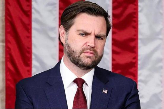 美国二把手终于发飙了！万斯曾经直接放话：如果中国把美国超了，别怨中国，得怨美国领