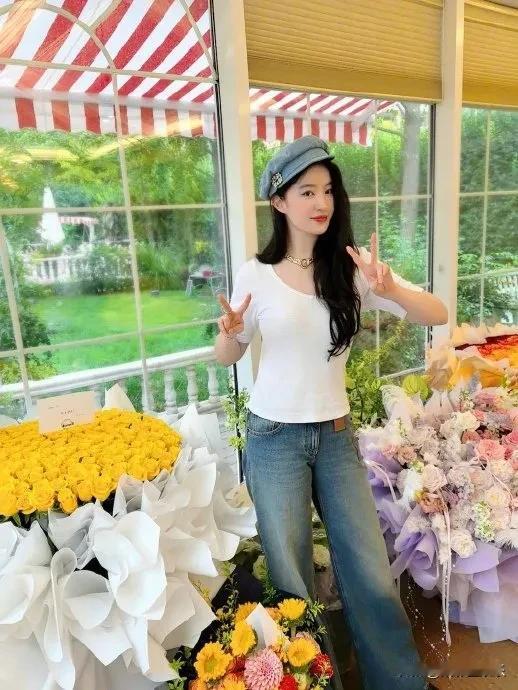花团锦簇下的刘亦菲...好似17岁少女...岁月在她身上没留下一丝痕迹啊！...
