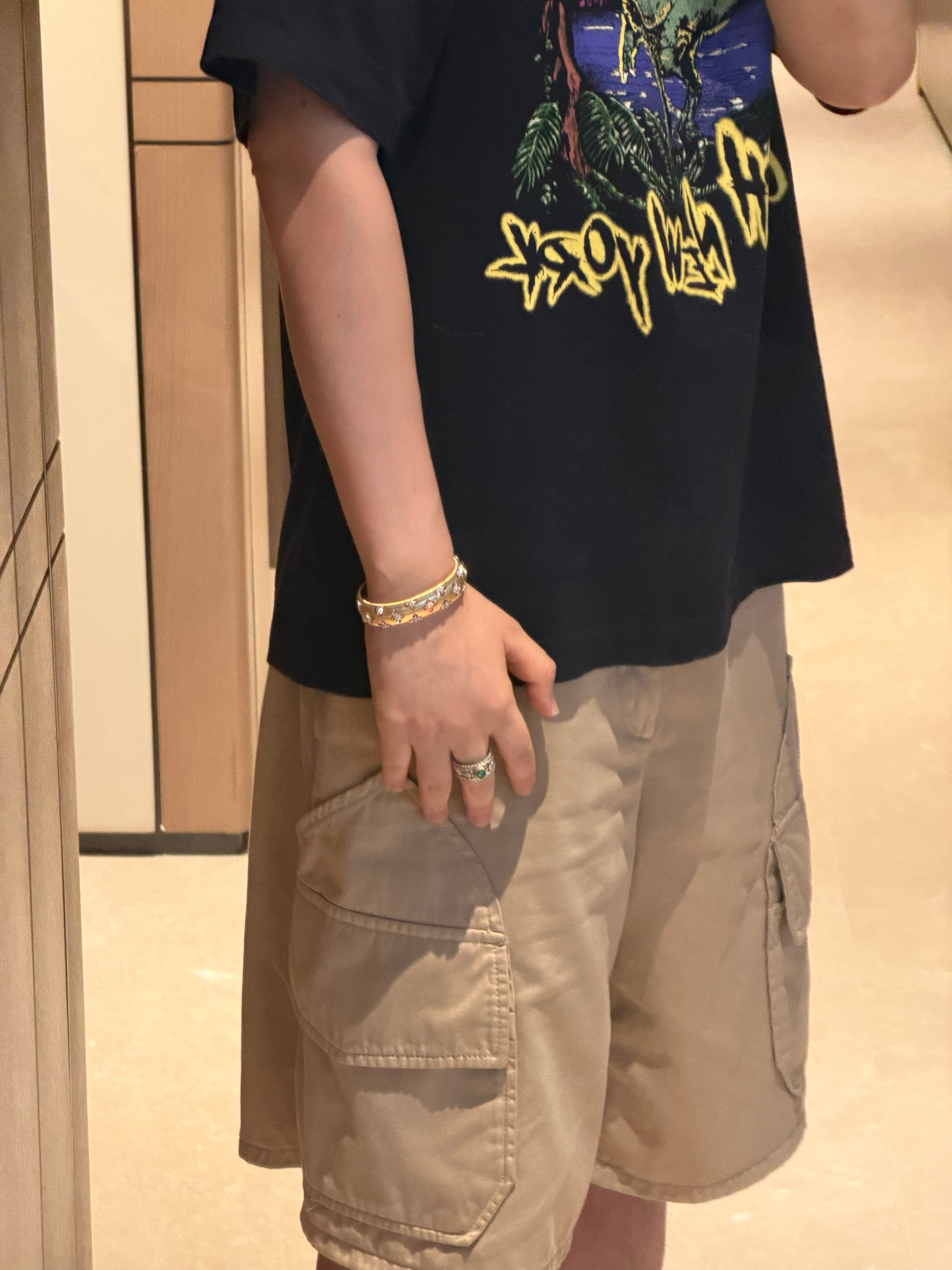 到底有什么是结巴不能驾驭的[来抱抱]浮夸的大金镯子戴在手上也依然人淡如菊[期待]