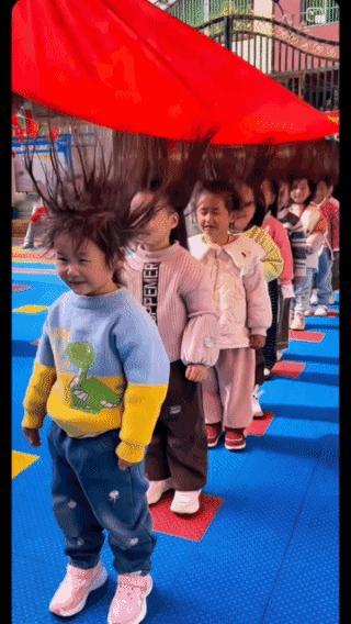 头发根根炸立，
孩子开心到家！
简单的游戏，
独特的方式，
让孩子们无比快乐，