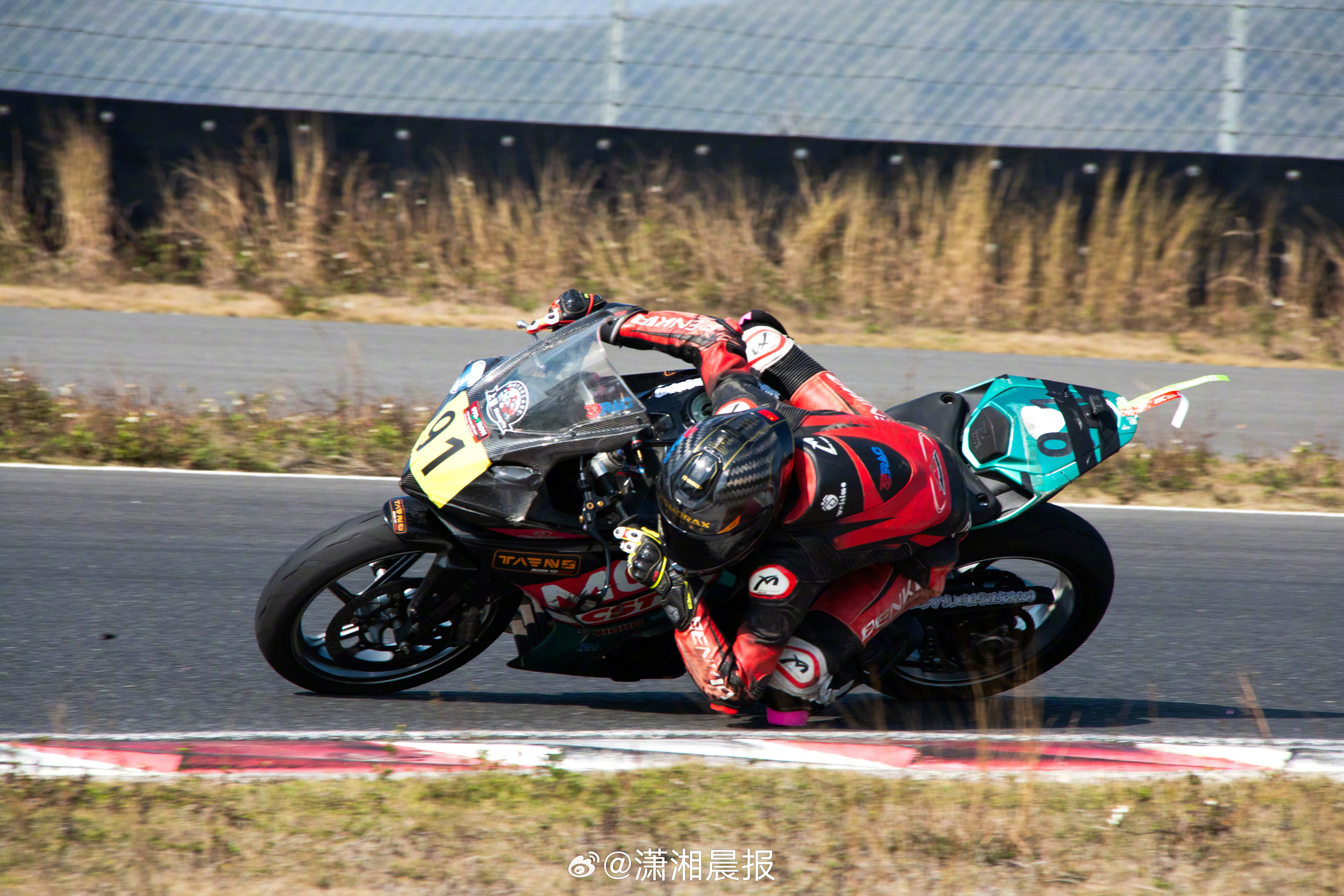 【#17岁机车少年求媒体观看自己比赛#】#求报道机车少年称张雪是张雪我是我#4月