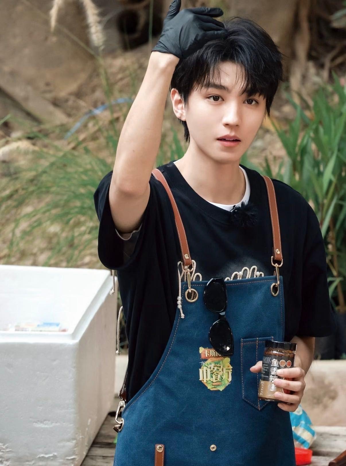 王俊凯怕姜妍内疚说没划伤王俊凯手指上好多创可贴 大男孩的担当，往往在疼的时候选择