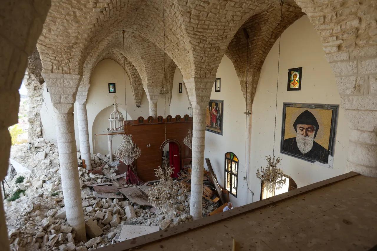 据半岛电视台报道，一张展示以色列士兵在黎巴嫩南部德贝尔村挥舞手提钻，强行摧毁耶稣