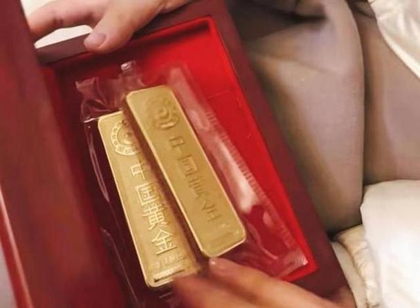 北京一女子遭遇杀猪盘，被网恋男友诱导，将百克金条藏进豆瓣酱罐寄往深圳。民警接到反