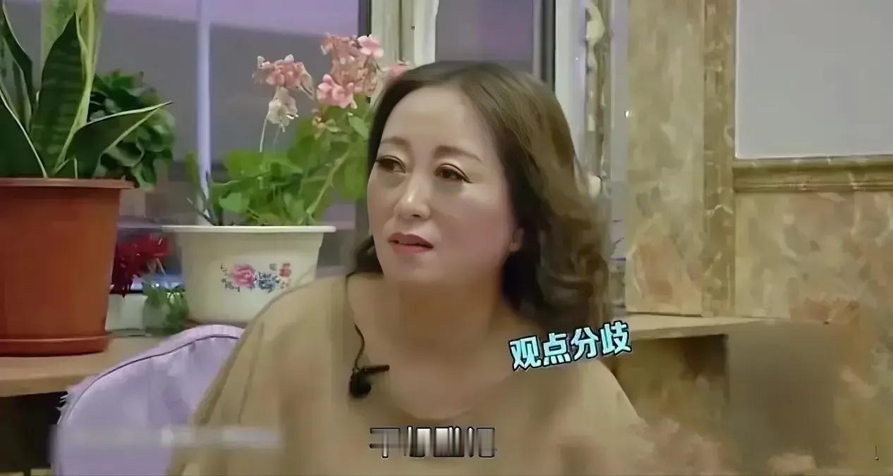 一位迷人的49岁大姐吸引了一个光头大哥的注意，他立即向她告白：“只要你选择和我在