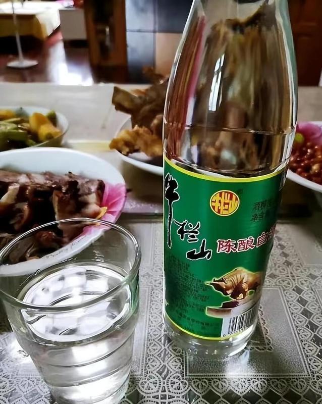 非洲小伙猛炫52度牛栏山，看似海量却全员醉倒。
中国男子请四名非洲小伙喝52度的