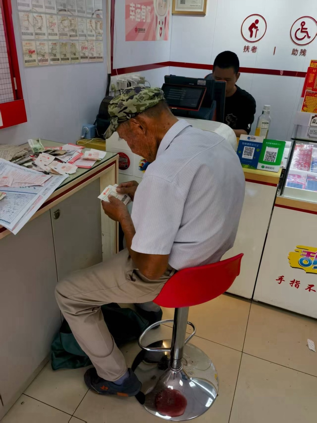 男子从年轻买到退休终于中1046万去过很多次彩票店，几乎见不到年轻人，全是退休老