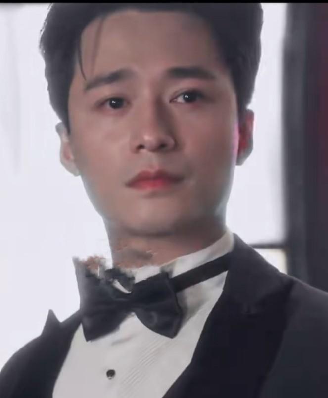 他是短剧界里的一枚宝藏男孩儿，因为外形冷峻，被称冷面颜霸，还有一个称号，因为吻戏