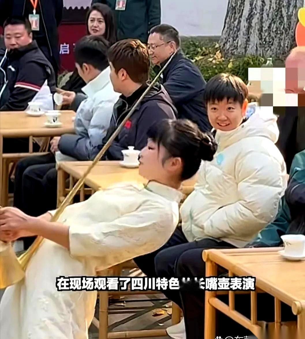 逮住了！孙颖莎这眼神，简直要长在人家身上了！
别光顾着调侃她爱看漂亮姐姐，你们仔