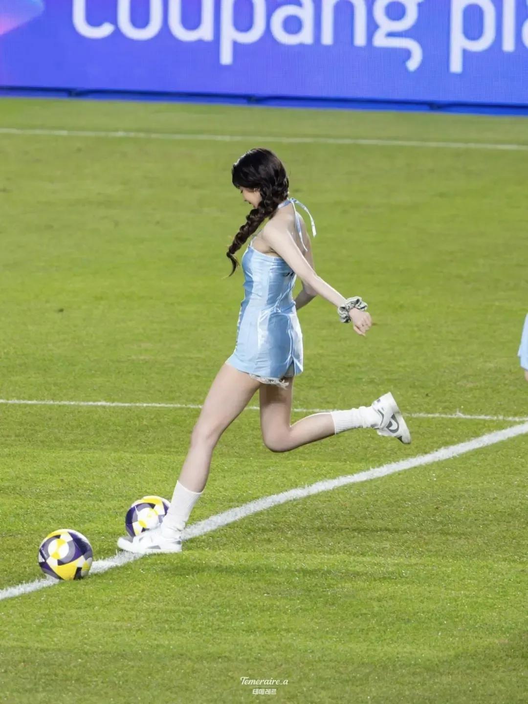 张元英开球现场
完美身材