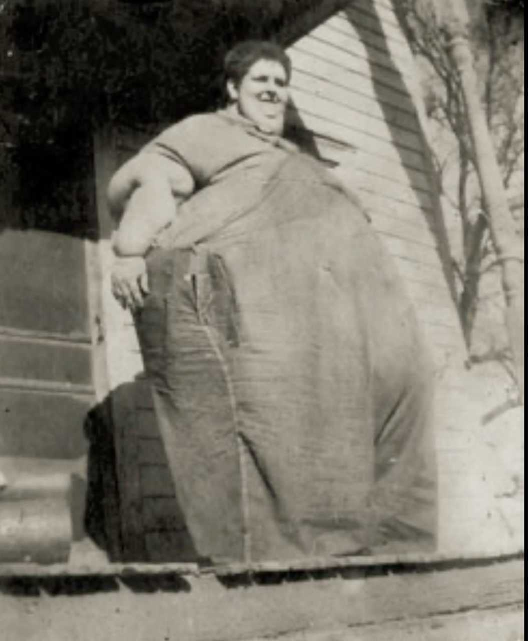 【来自投稿】1926年 出生于美国密苏里州的罗伯特·厄尔·休斯 是第一个有真实影