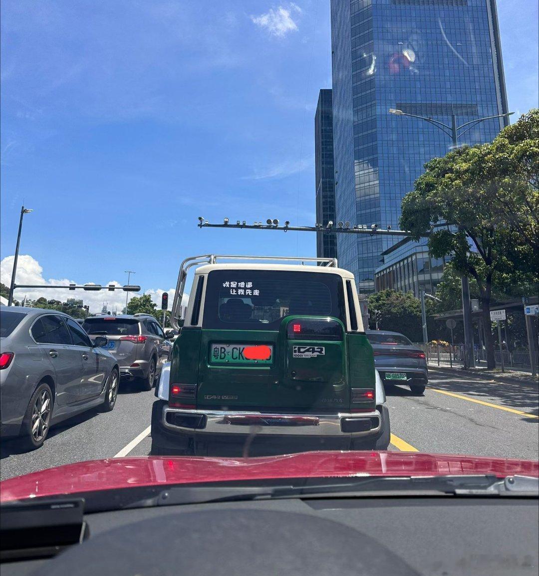 路上见过这种狠人？“我是SB”   “让我先走”我：那你走，，，，， 深圳