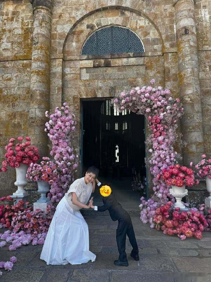 何猷君晒四太在婚礼上的照片 何猷君晒妈妈在婚礼上的照片，与孙子孙女合照，看起来十