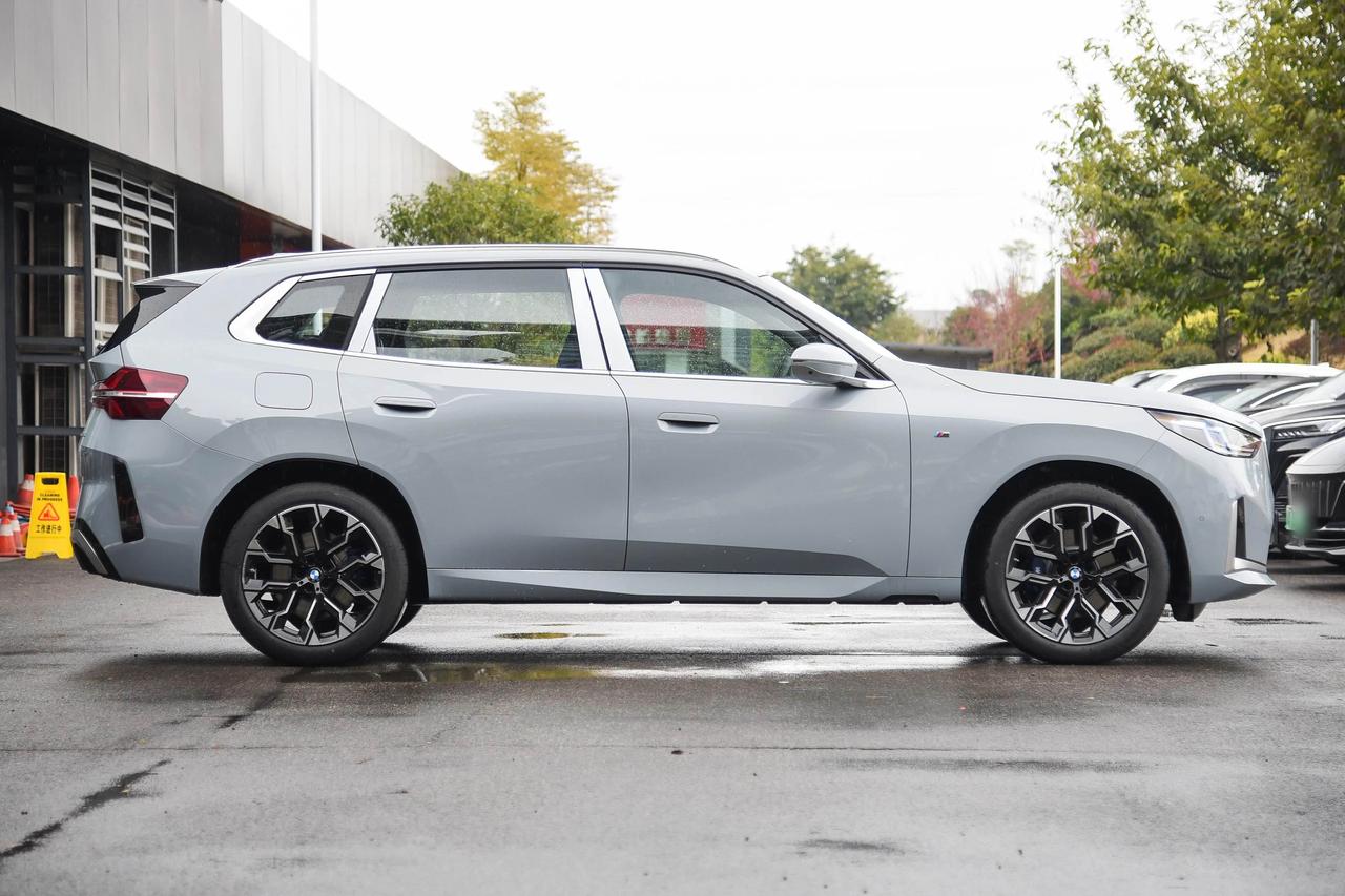 很多人说这一代的宝马X3，外观也丑，内饰也丑。

但实际上你去店里面看一下现车的