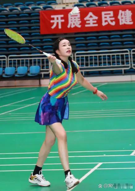 70多岁的刘晓庆绑着双马尾麻花辫，身着彩色运动装打羽毛球，活力四射，体力惊人。 