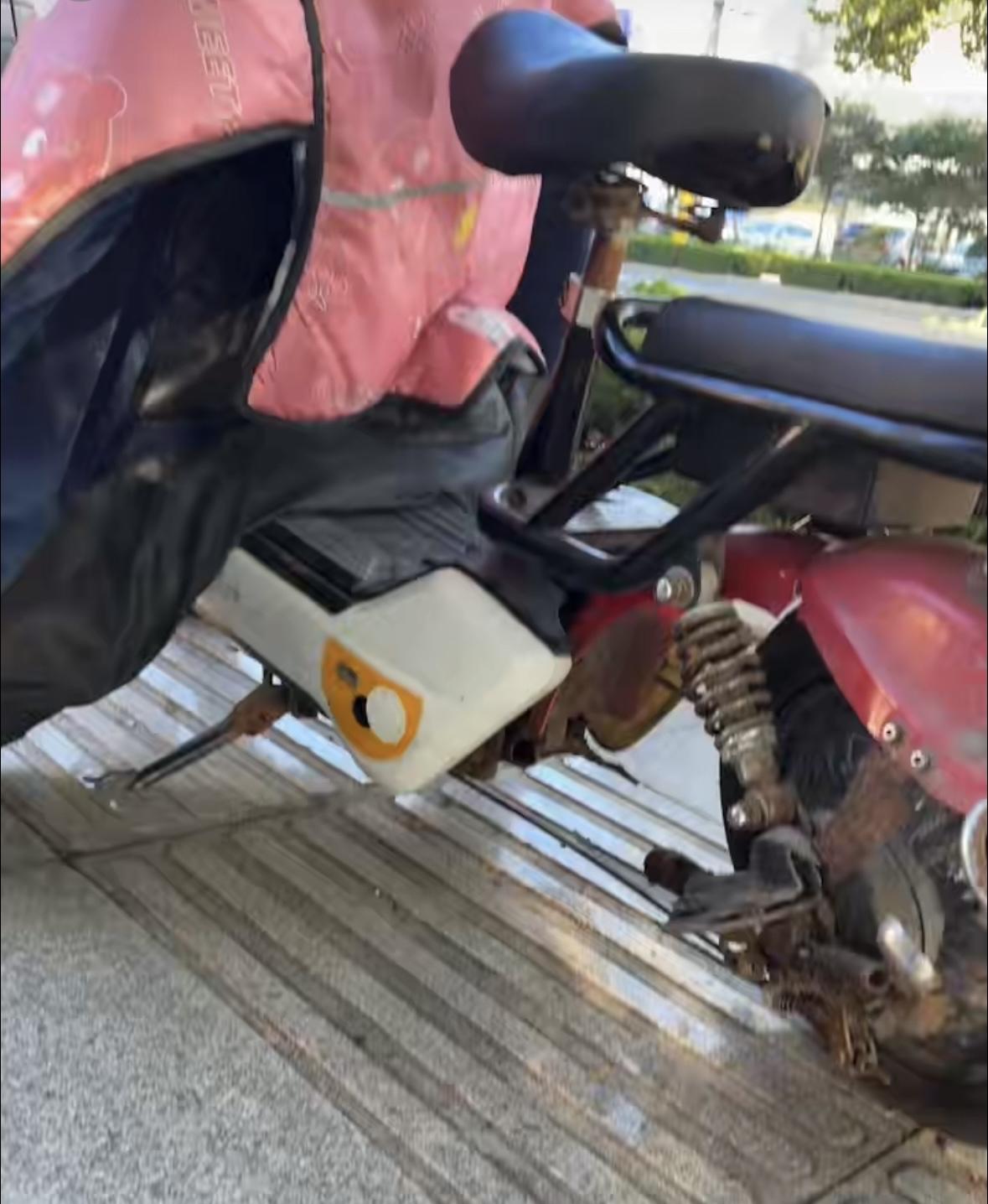 今早骑电动车上班，半路车架子断成2半，整个人都懵了，幸亏骑的慢。

年头久了，车