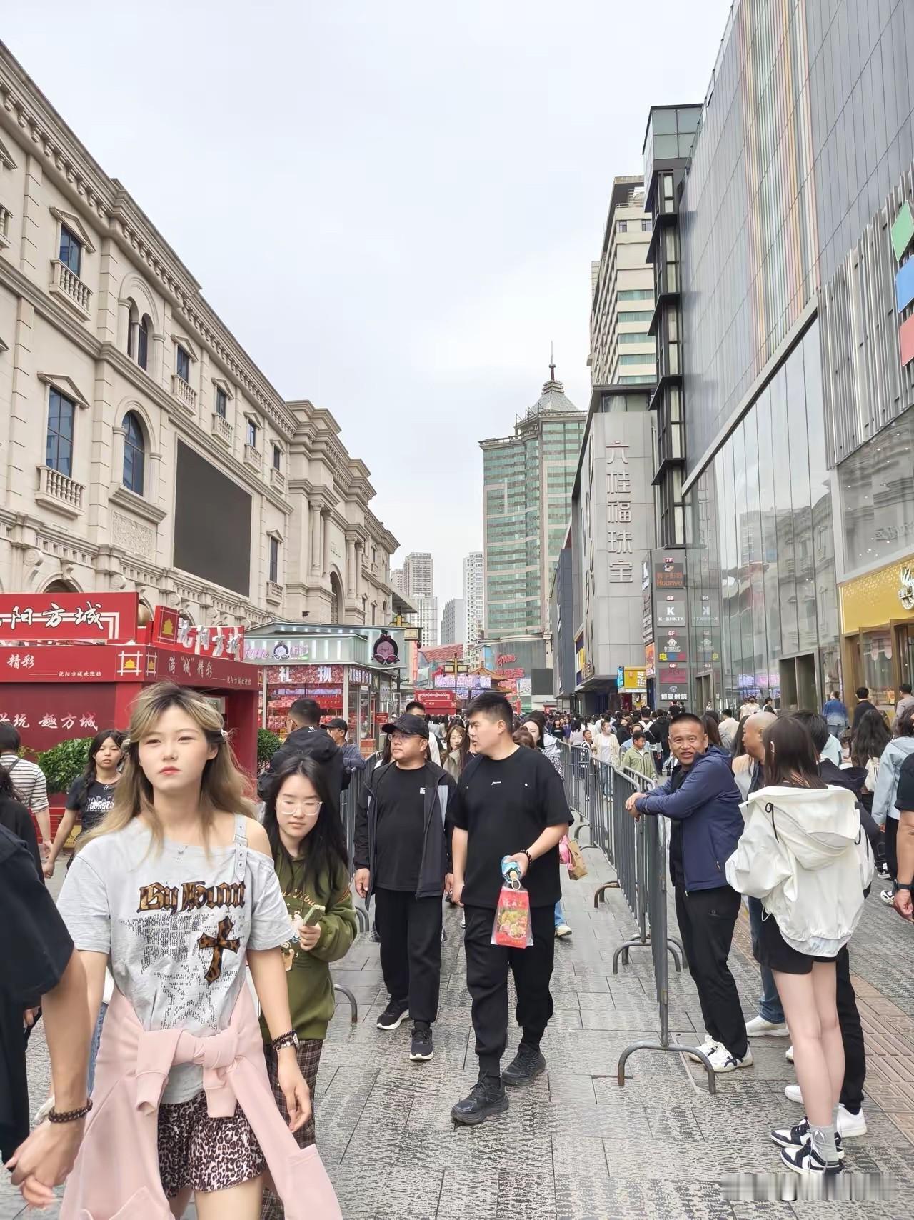 中国活力之城沈阳
沈阳年轻人多
如果坐地铁
上下班全是年轻人
沈阳确实是世界级大