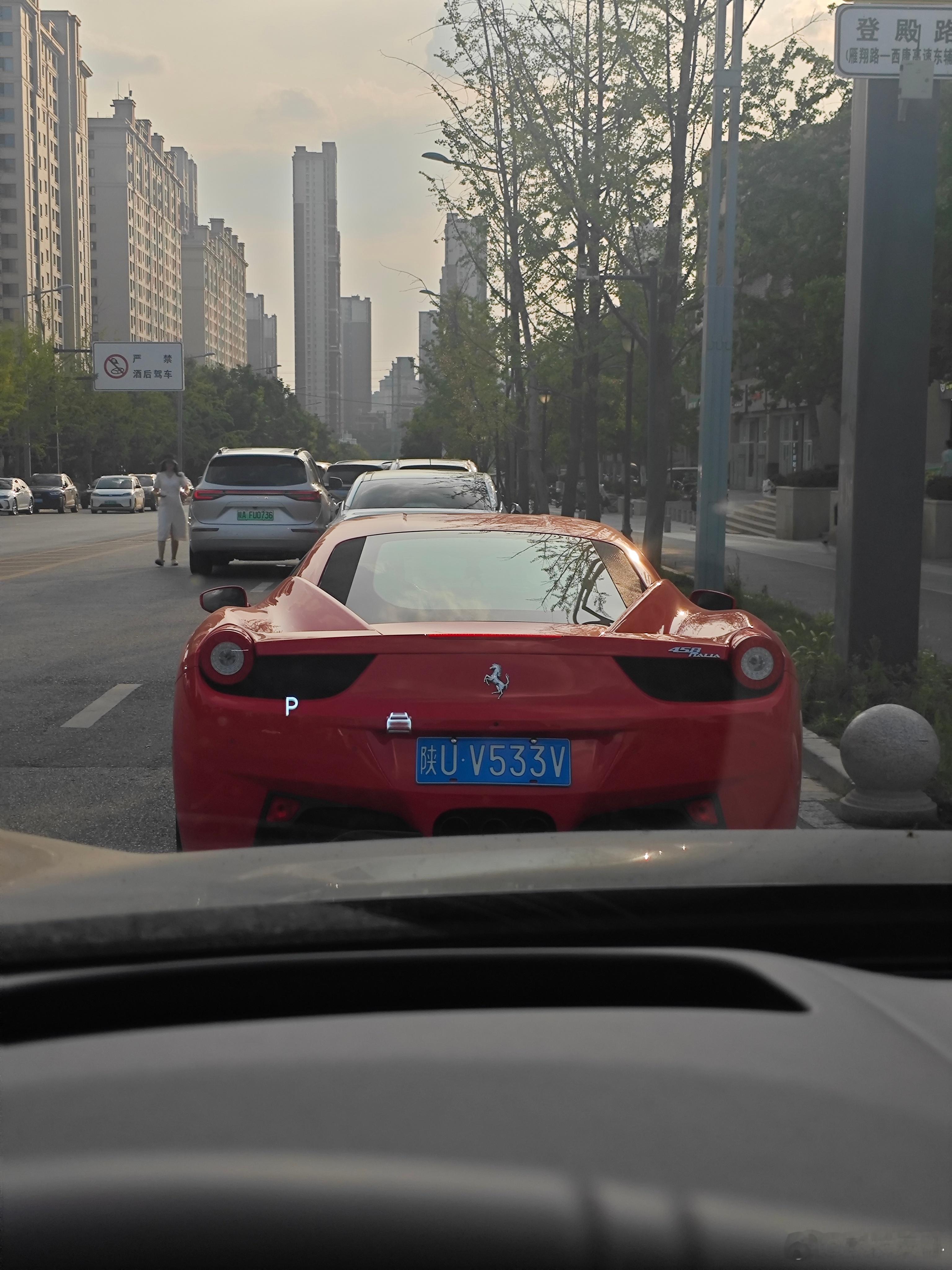 接娃下课，这是谁家的法拉利458 italia[捂嘴哭]，4.5升，零百3.4秒