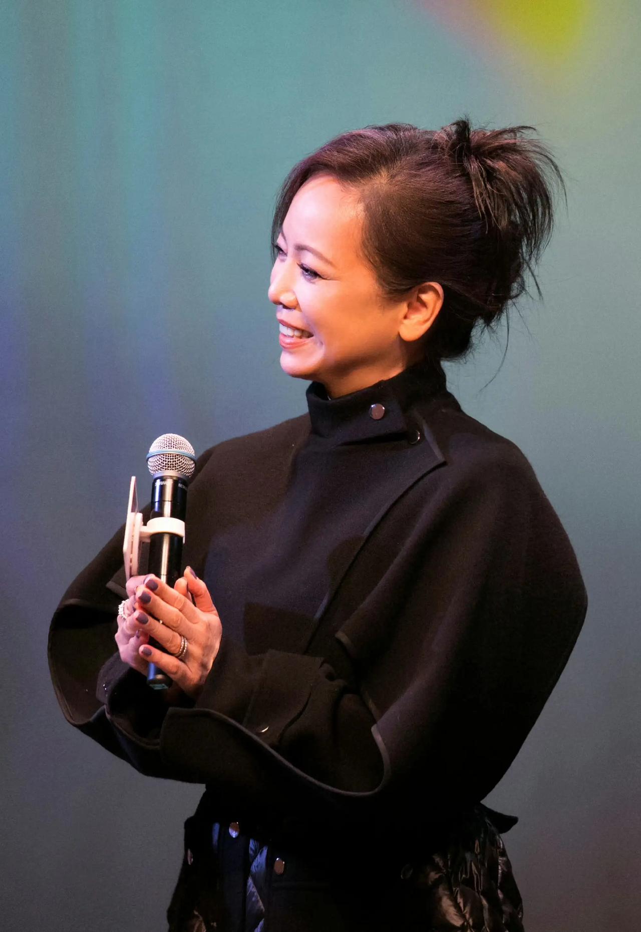 当时在美女如云的香港，邓萃雯长的并不出众，所以很多时候我都想不通为什么TVB会捧