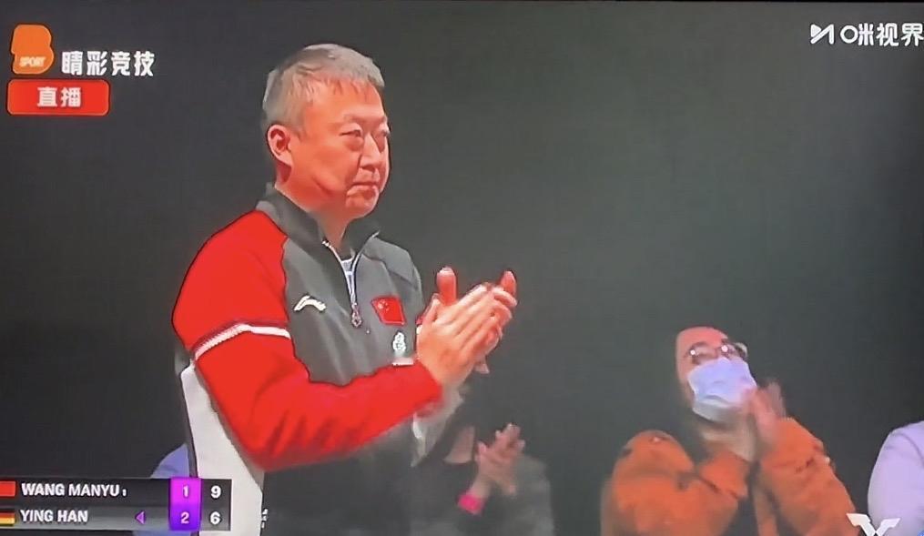 当球员在赛场上对决拼搏时，场外教练的心理压力其实是挺大的！

这是发生在今晚刚刚