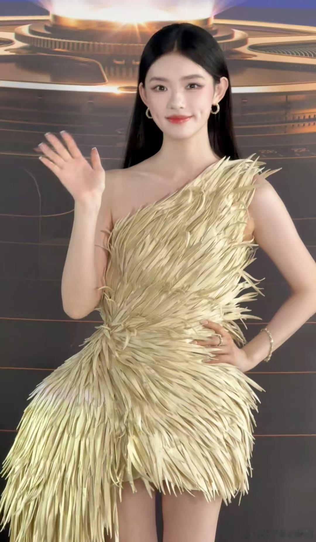林允红毯有真孔雀求偶本以为只是普通红毯造型，点开视频听见孔雀叫声才知是实景，林允