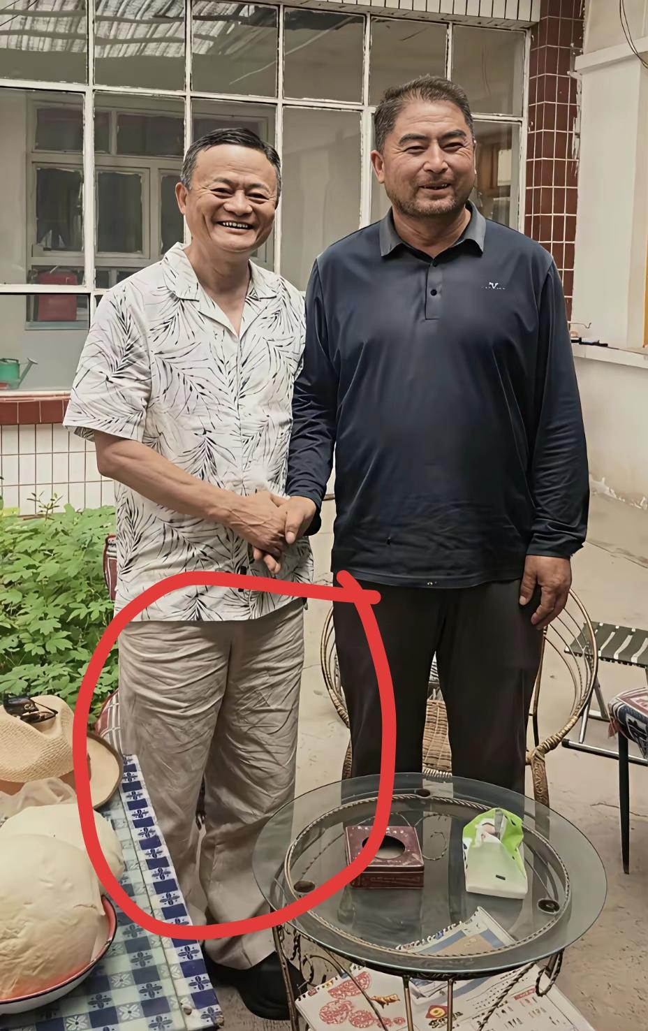 马云去甘肃永昌县一农户家做客时是一点儿也不要好了，看他穿的裤子皱皱巴巴的，很明显