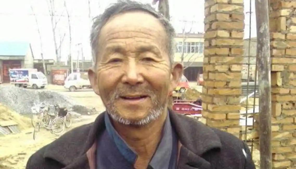 1992年北京，一位衣衫褴褛的流浪汉因为没有暂住证，在北京被警察收容。到了收容所