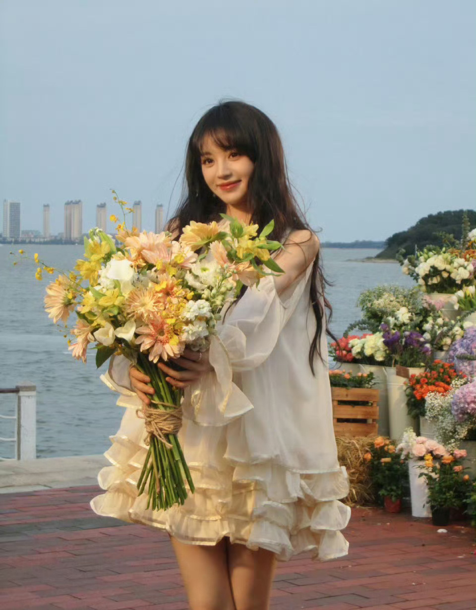 田曦薇卷发捧花照，大眼萌妹薇薇的美貌是客观的