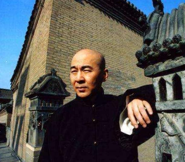 1900年，慈禧来到山西首富乔家，要借十万两白银应急。乔致庸跪倒在地：“30万都