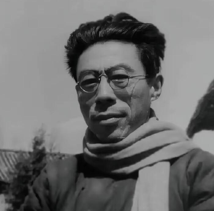 闻一多先生在云南被暗杀时，他的长子奋不顾身扑上去为父亲挡了五闻一多先生在云南被暗