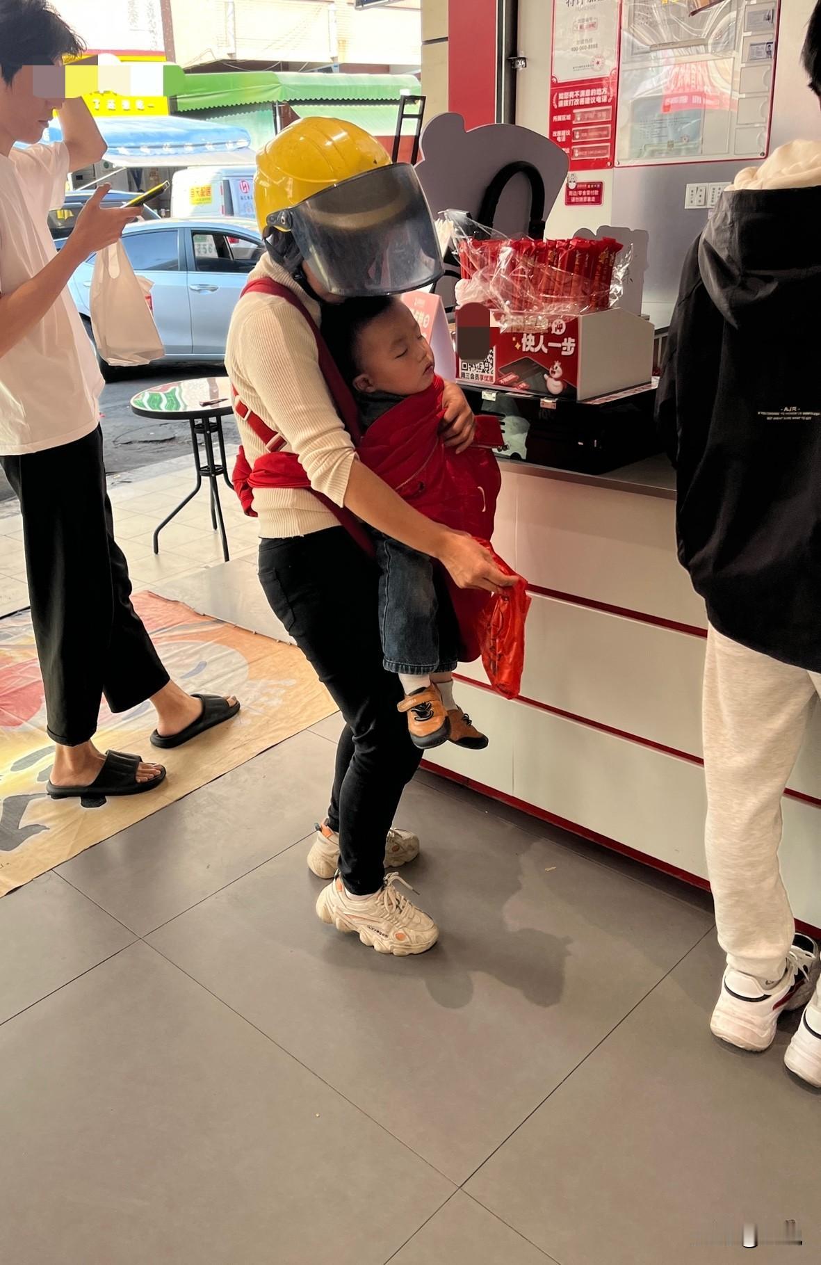 店员啊，
你手脚能不能快一点？
这位宝妈快撑不下去了。

昨天路过一家奶茶店，