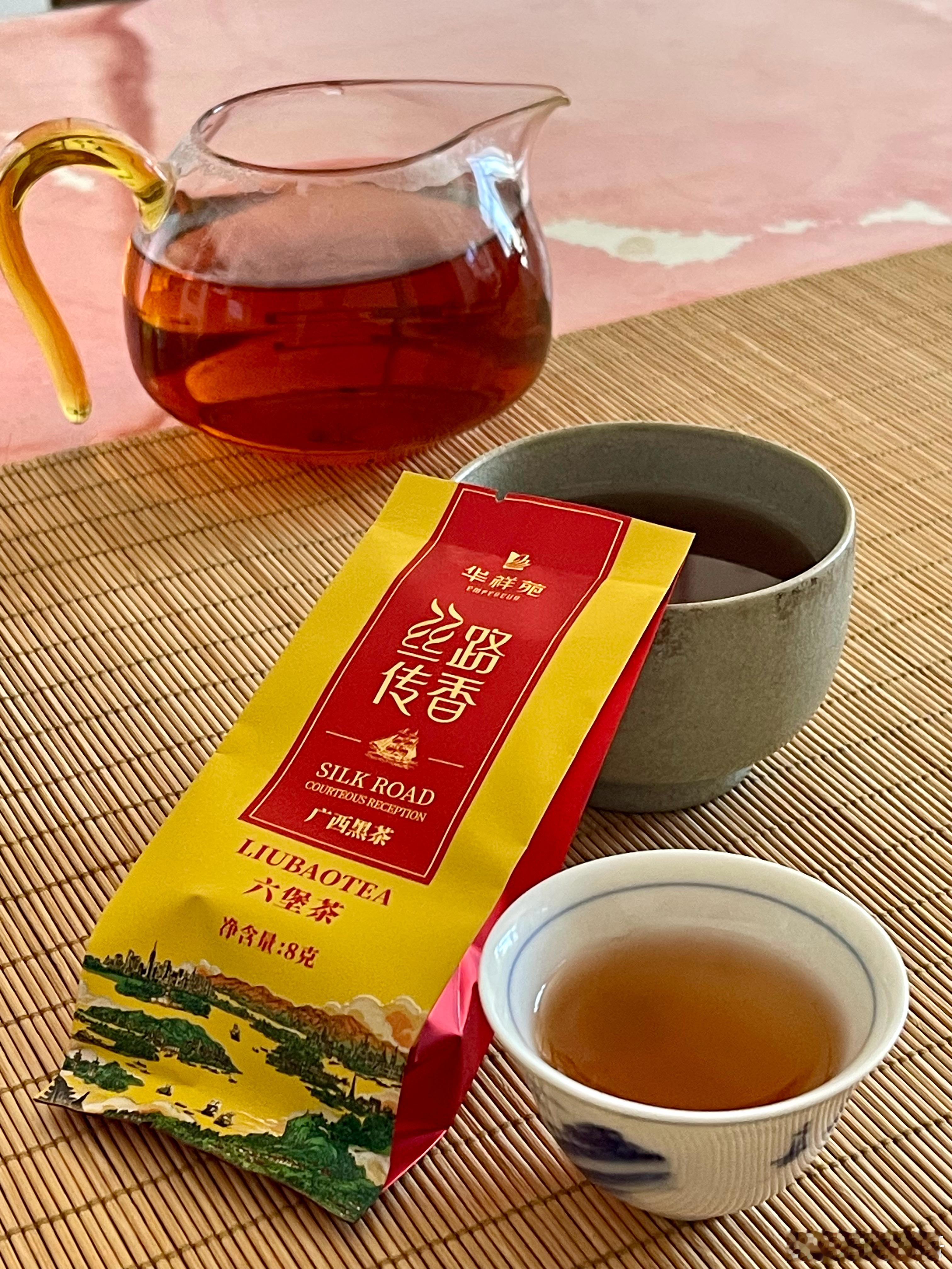 雨后的都江河满满的，流淌在青山之中，天高水长。夏至后正是品茶的时节。今日品茶四种