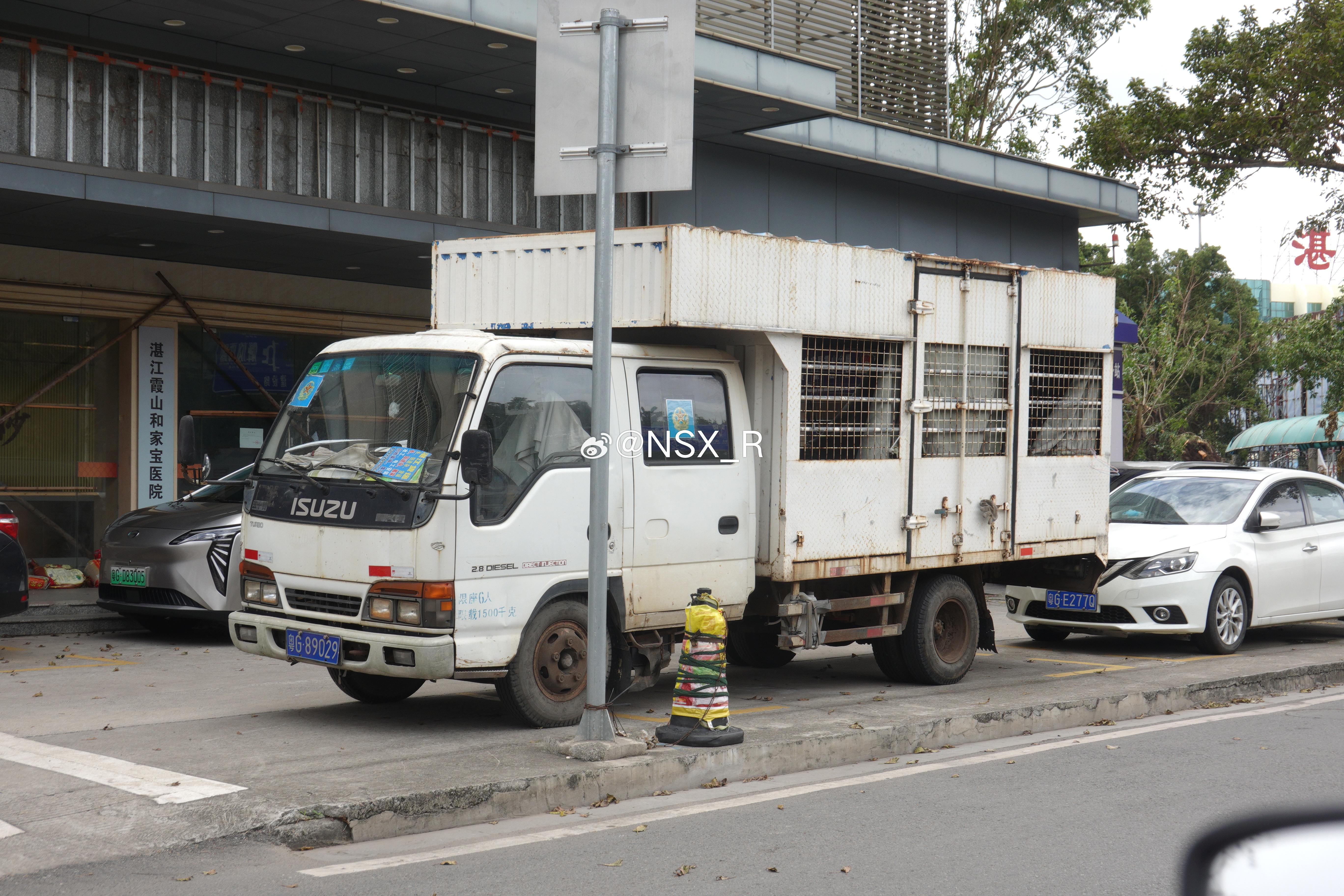 五十铃NKR大玻璃配上少见的上装，驾驶楼总有一种被加长过的感觉 