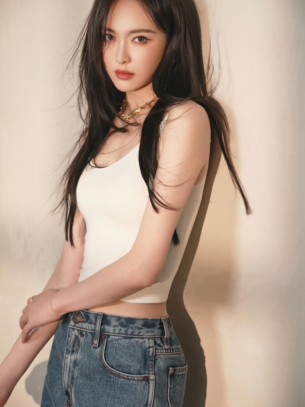 随风长发，唐嫣自带松弛大美女气场