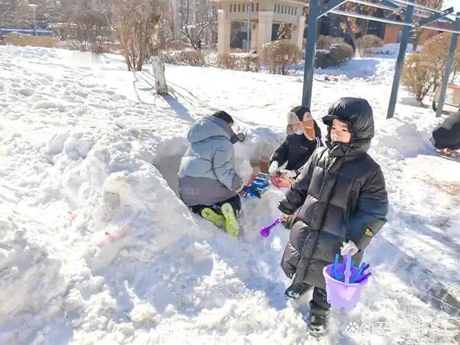 北方多地学生放雪假，着实令人羡慕。新疆阿勒泰、乌鲁木齐等地中小学生可连休5天，算