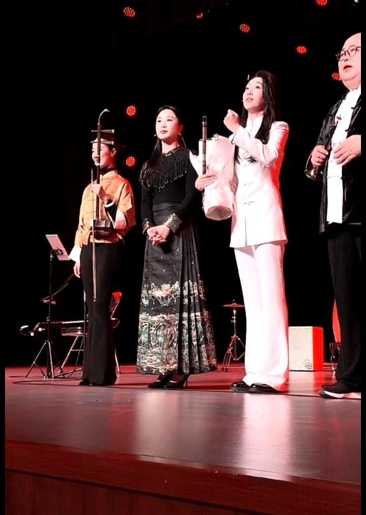1月15号晚上，西城缤纷剧场，孙楚泊带着笛子、排箫，领着琵琶、唢呐一帮兄弟姐妹，