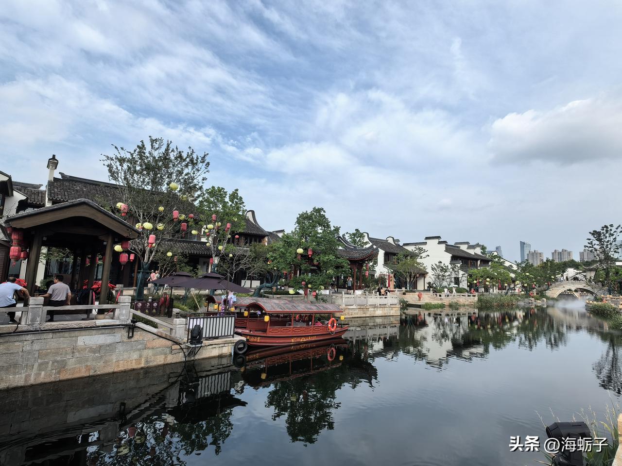 先去了惠山古镇，一个免费的5A景区，感受一下江南水乡文化，这里祠堂特别多。又去了