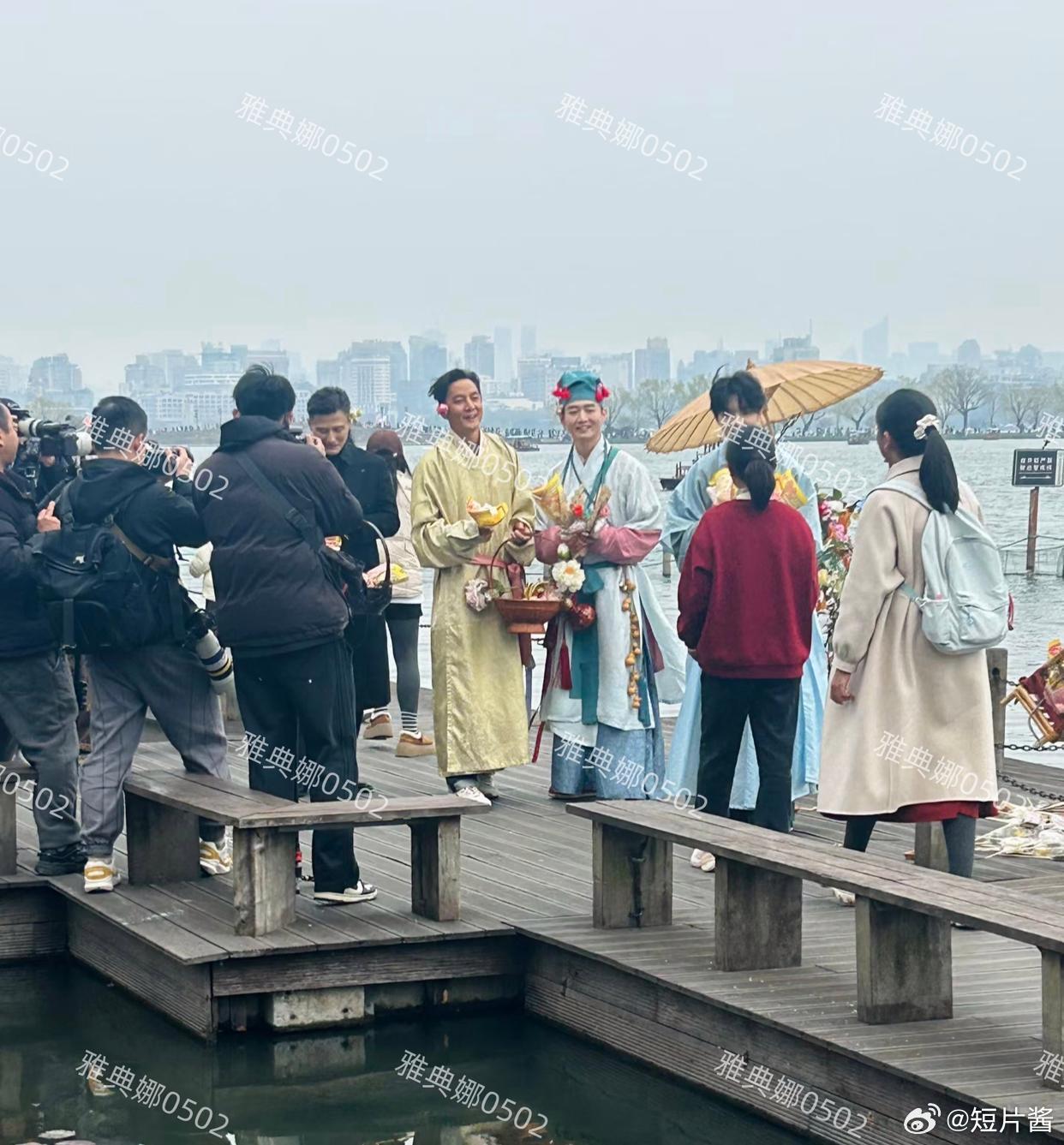 西湖边偶遇吴彦祖，虽然他51岁了依然高大英俊古装风流倜傥很帅气! 