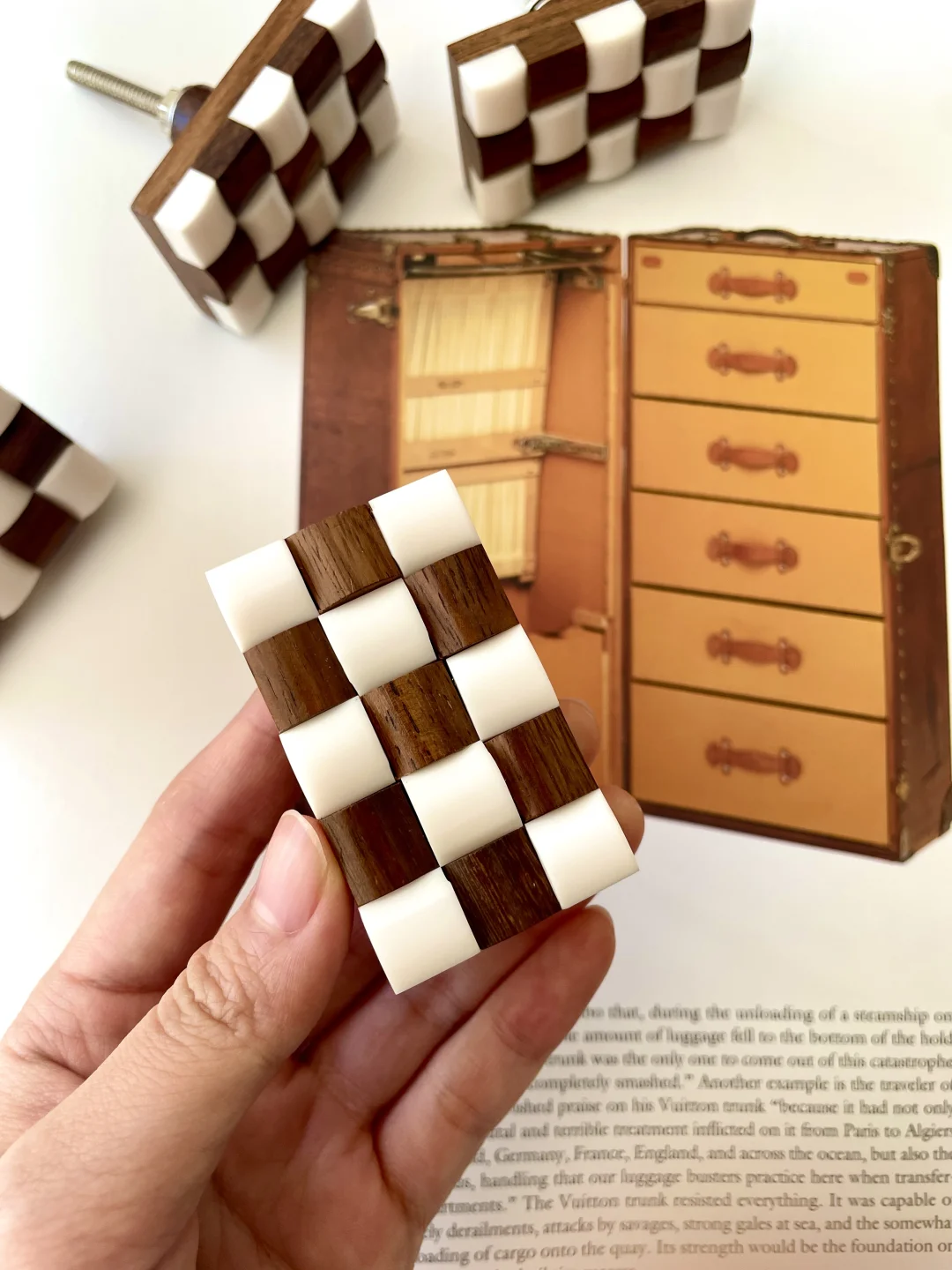 拉住这个棋盘格 就开门了