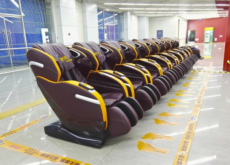 一楼邻居的儿子给父母购置了一台按摩椅。
他母亲患有半身不遂。
我对他说：“你真孝