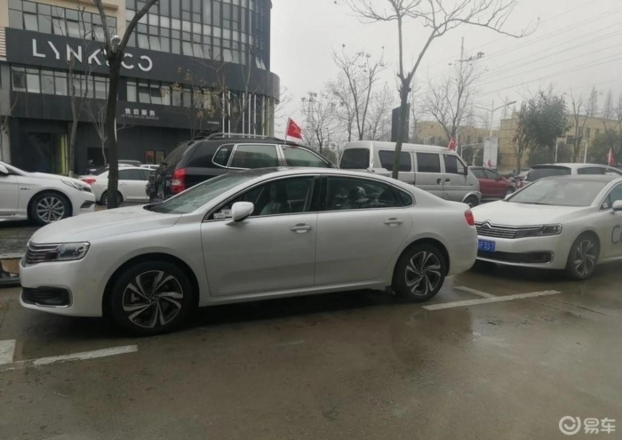 【车主：超酷的LED日行灯，白色非常耐看，初看不惊，越看越喜欢】
雪铁龙C6 2