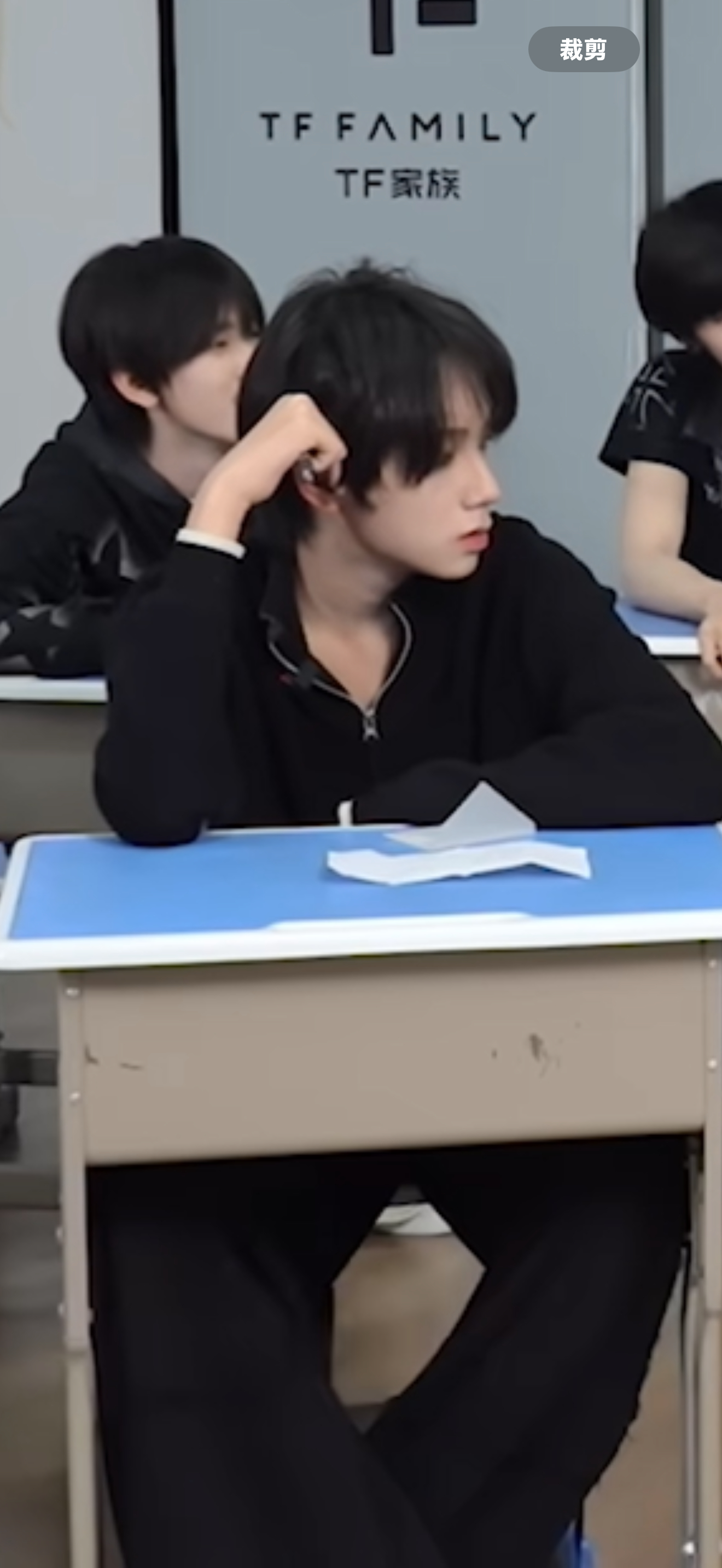 王橹杰往这儿一坐谁有心思听课 