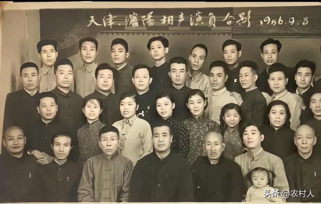 1956年天津广播曲艺团多次赴沈阳交流，帮扶沈阳相声大会完善演出阵容。这张合影正