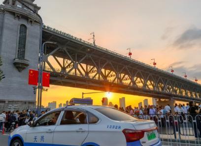 中国发展到了什么程度?
14多亿人口 没有宗教冲突，没有民族歧视，没有种族冲突。