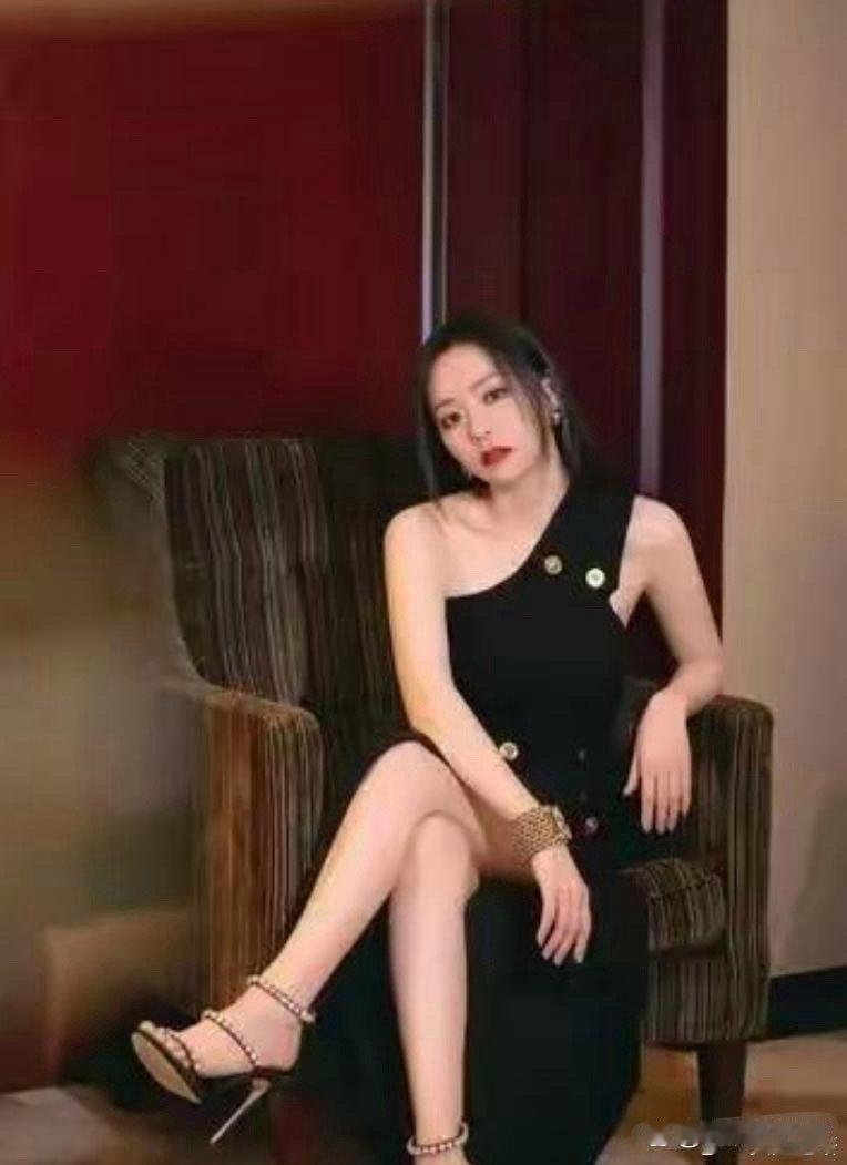 39岁张靓颖的身材太惹眼了！丰满曲线藏不住，尤其是傲人上围，再加上迷人的熟女气质