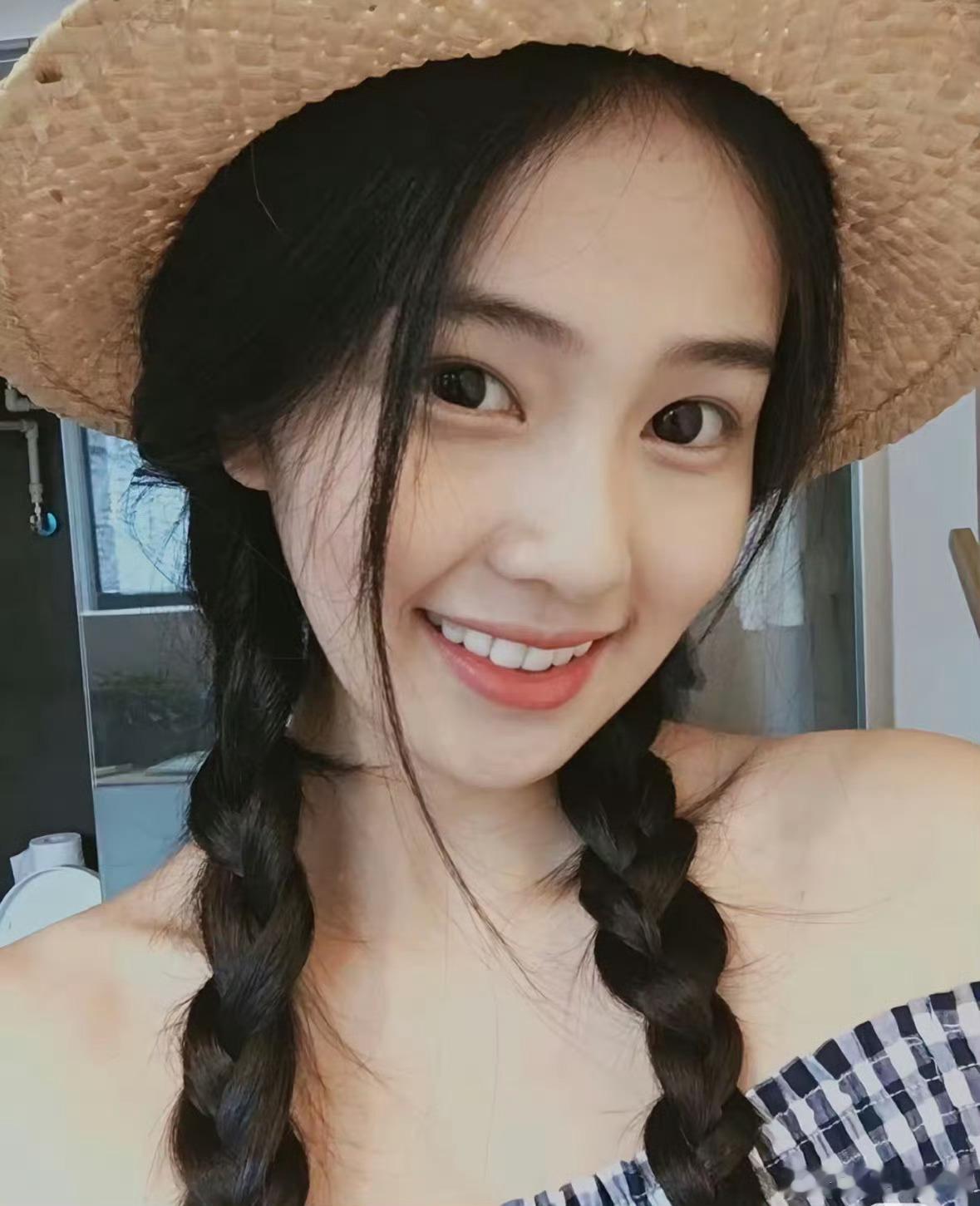 白鹿早期竟然这么清纯我有句话不知当不当讲...... 我其实挺喜欢这张照片的 