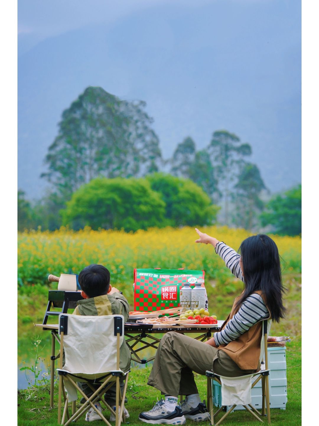 宝藏露营地💥大山包围的油菜花田边烧烤玩水